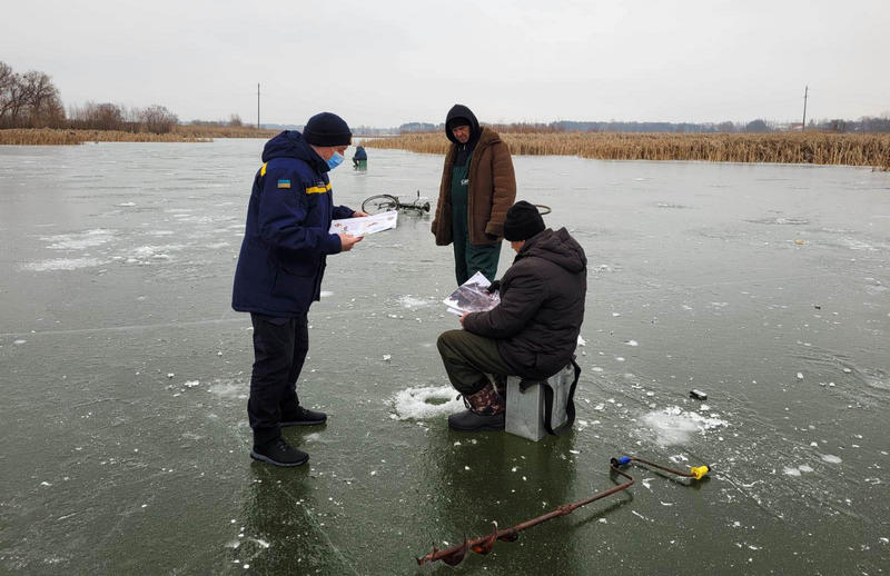 Рятувальники Бучанського району провели планові перевірки та профілактичну бесіду про правила безпечної поведінки на льоду