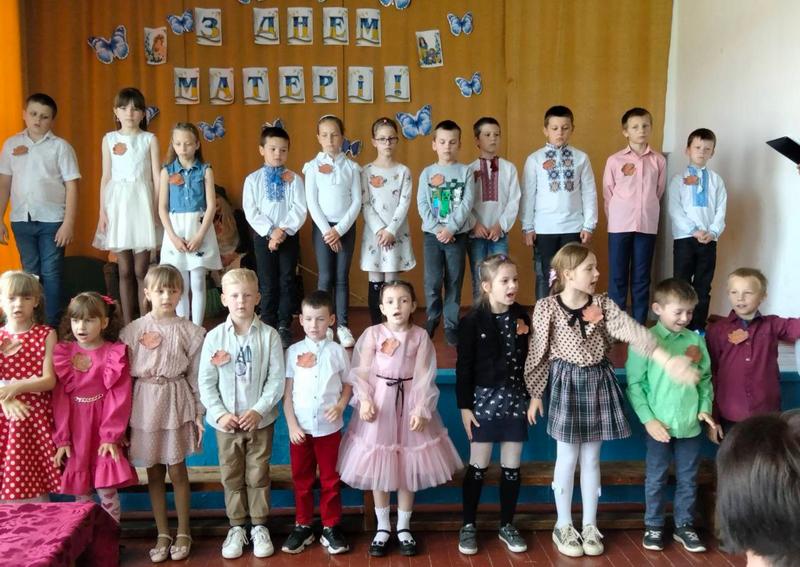 В Ніжиловицькій гімназії з особливою теплотою відзначали День матері