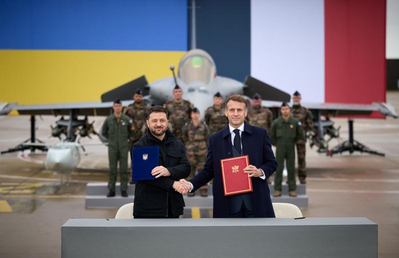 Володимир Зеленський та Емманюель Макрон підписали документ, що дає Україні змогу придбати 100 літаків Rafale