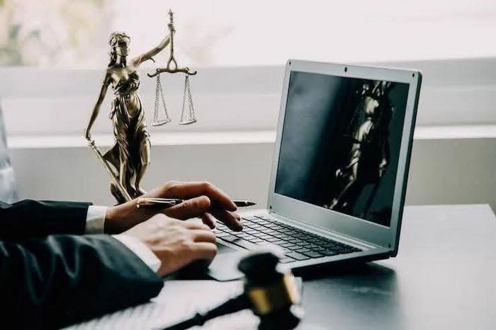 У ветеранському просторі «СЕРЕД СВОЇХ» на регулярній основі проходять індивідуальні онлайн-консультації з юристом ГО «Бажаючі допомогти» / NGO «Willing to help»