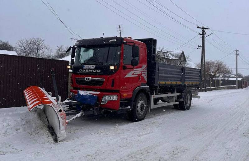 Через сильний снігопад працівники нашого комунального підприємства працюють у посиленому режимі
