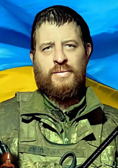 Знову громада стоятиме навколішки, проводжаючи в останню путь героя, що повернувся на щиті…