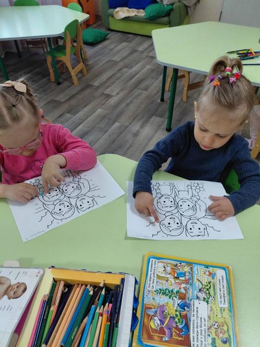 Фото діток з розмальовками
