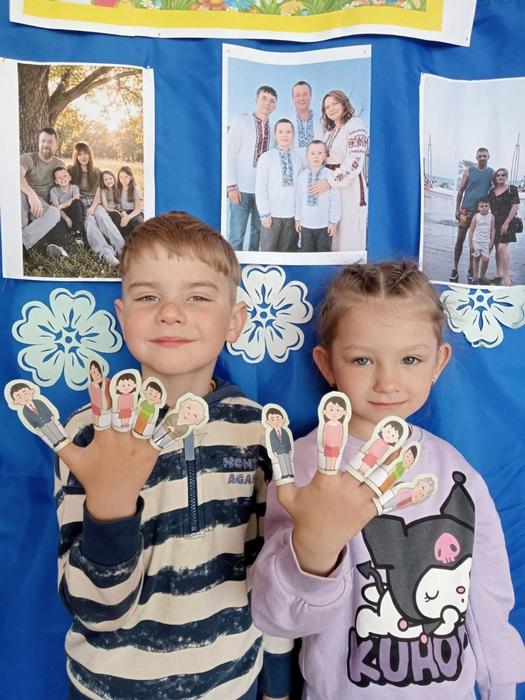 Зображено діток на фоні фотографій їх сімей
