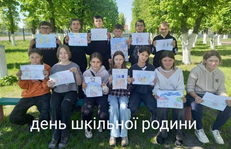Зображено дітей з малюнками в руках