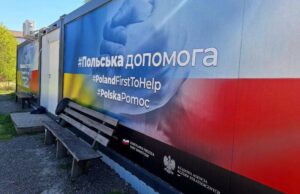 Зображено банер модульного містечка, де проживають внутрішньо переміщені особи