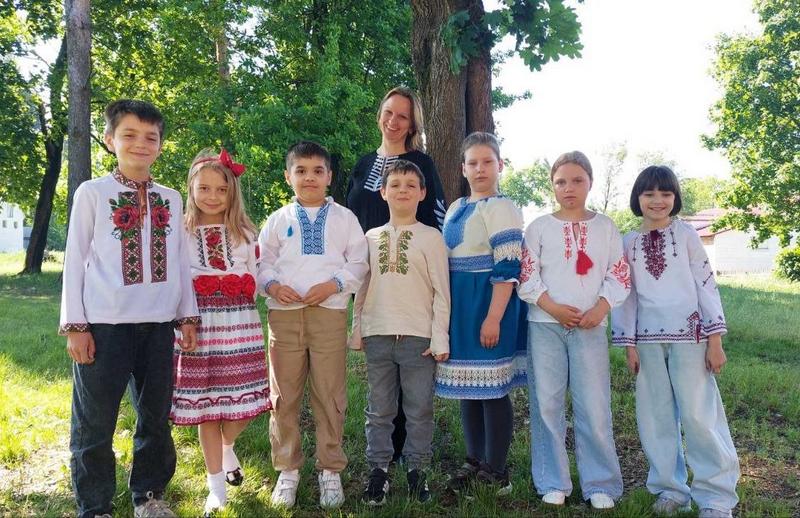 Фотографія дітей у вишиванках на подвір'ї