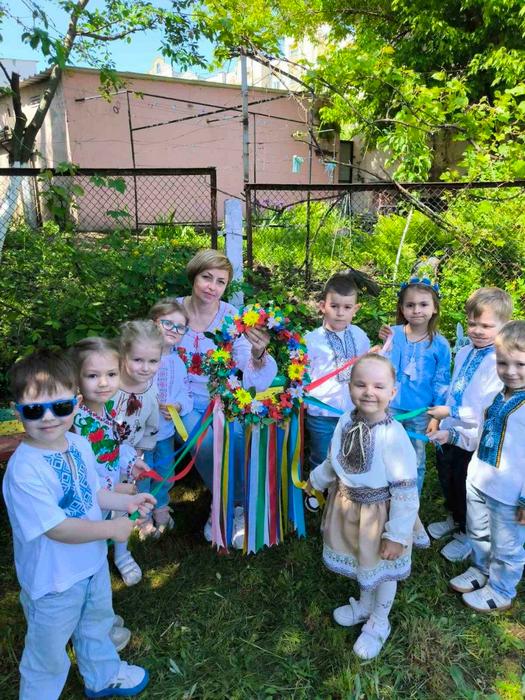 Фотографія дітей у вишиванках на подвір'ї