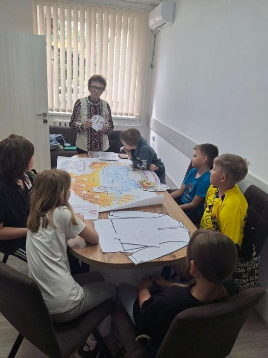 Діти займаються творчістю