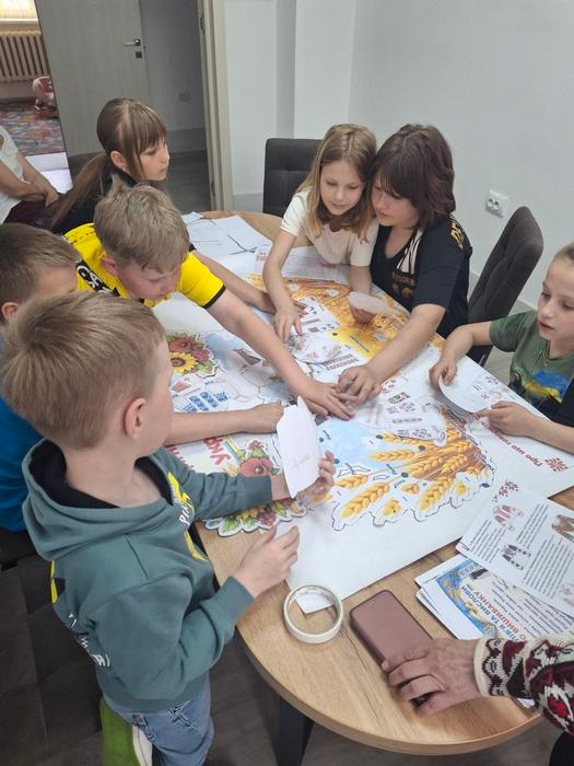 Діти займаються творчістю