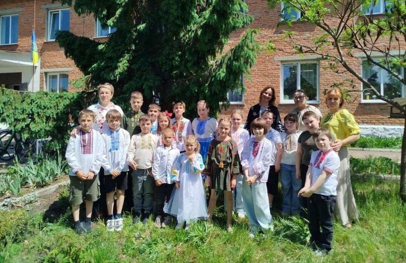 Фотографія дітей у вишиванках на подвір'ї школи
