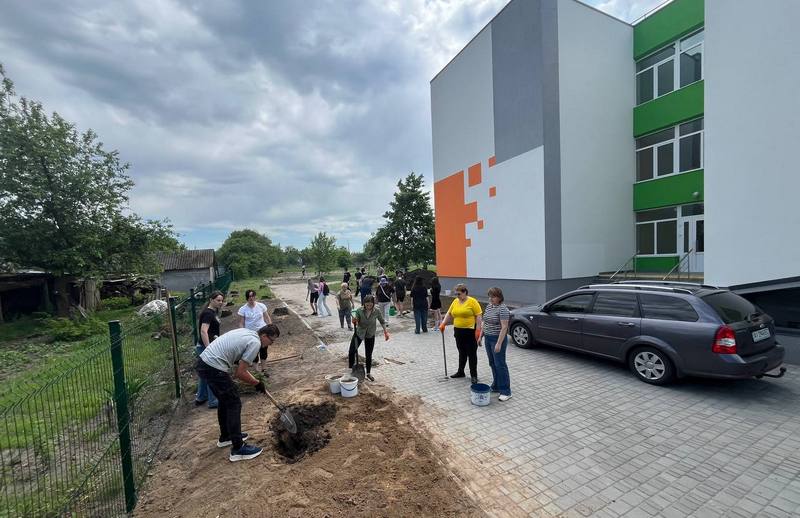 Учні прибирають територію школи