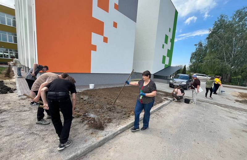 Учні прибирають територію школи