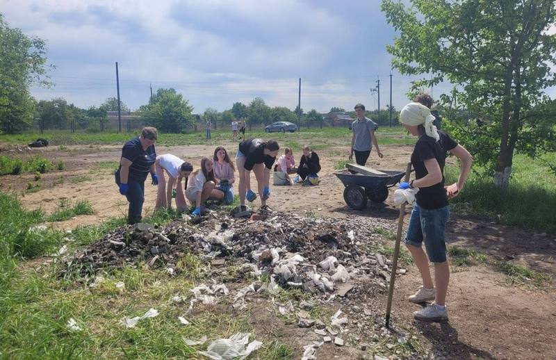 Учні прибирають сміття на території школи