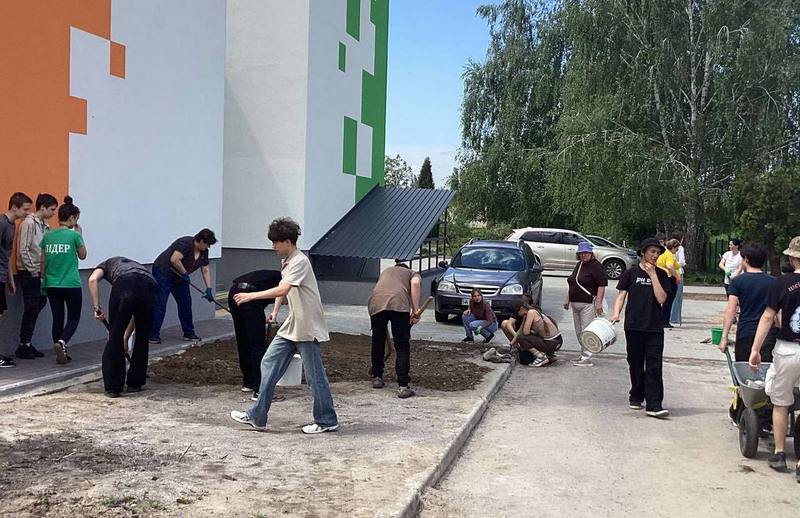 Учні прибирають територію школи