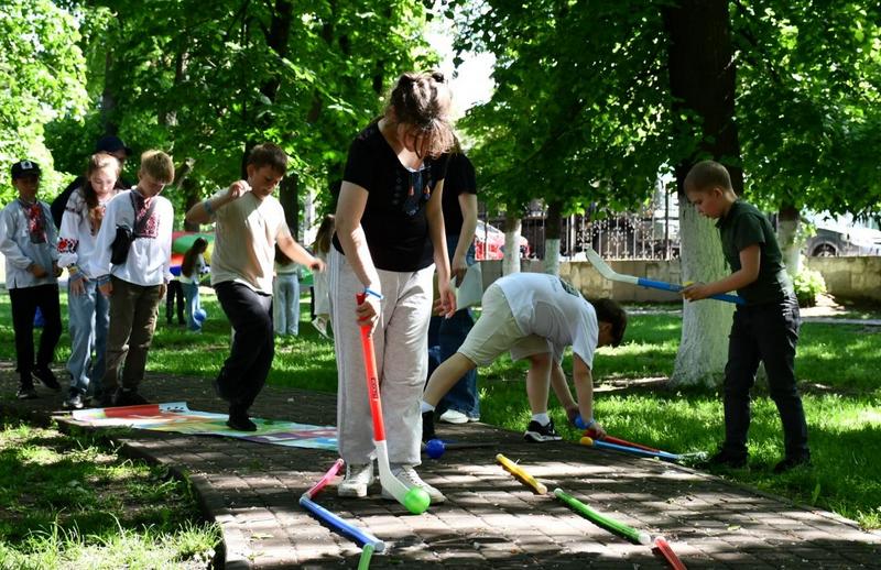 Діти у вишиванках грають в квести