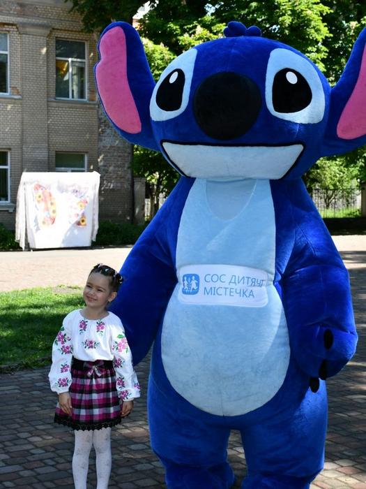 Фото дівчинки у вишиванці разом з Стічем