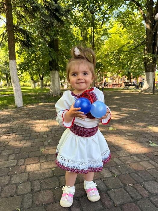 Фото дівчинки у вишиванці з повітряними кульками