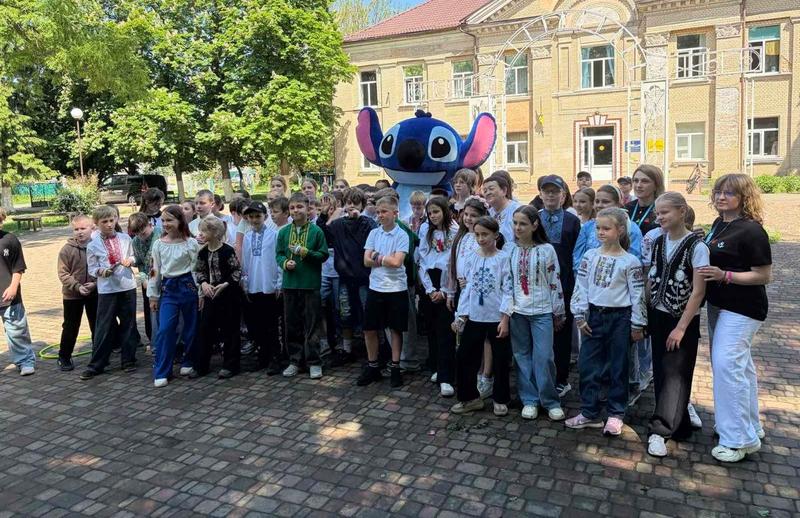 Групове фото дітей у вишиванках разом з Стічем