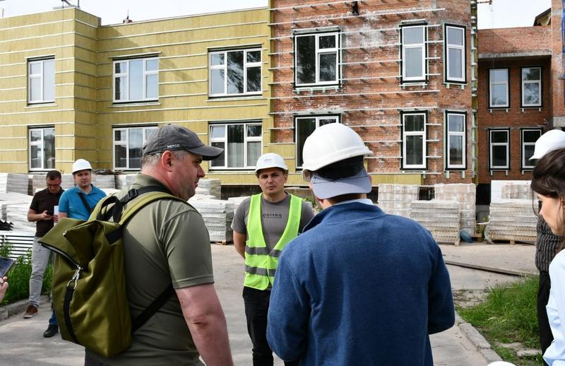 Делегація відвідує об'єкти, які відновлюються та ремонтуються у межах проєкту "Підтримка ЄС з відновлення Макарова"