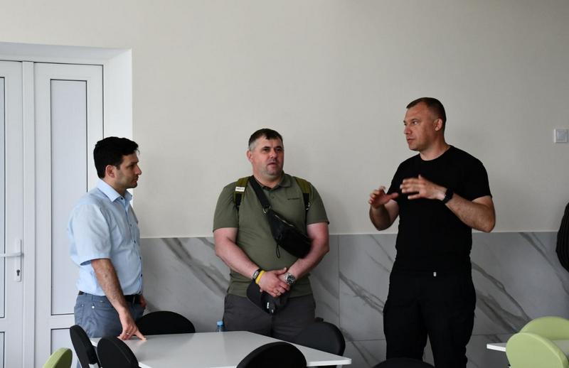 Делегація відвідує об'єкти, які відновлюються та ремонтуються у межах проєкту "Підтримка ЄС з відновлення Макарова"