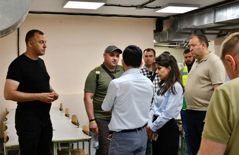 Делегація відвідує об'єкти, які відновлюються та ремонтуються у межах проєкту "Підтримка ЄС з відновлення Макарова"