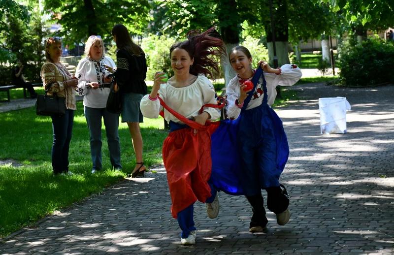 Діти у вишиванках грають в квести