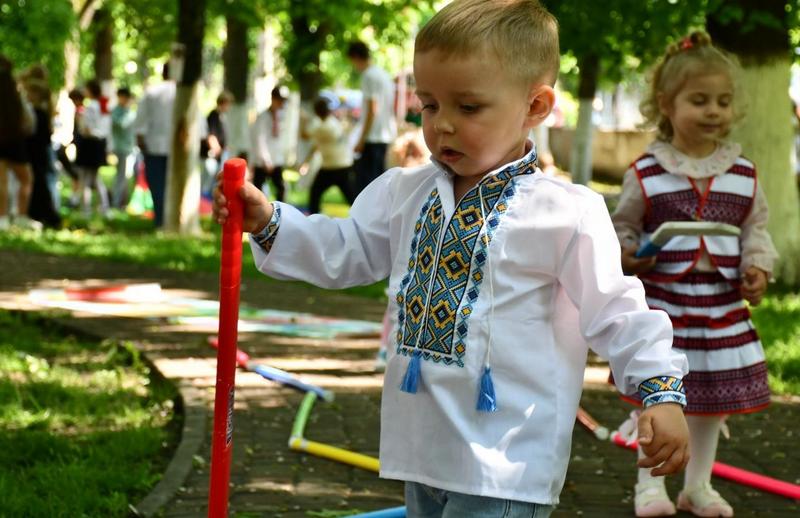 Діти у вишиванках грають в квести