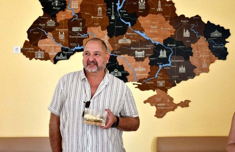 Голова одного з районів міста Вандліц з шоколадним літаком "Мрія" в руках на фоні карти України