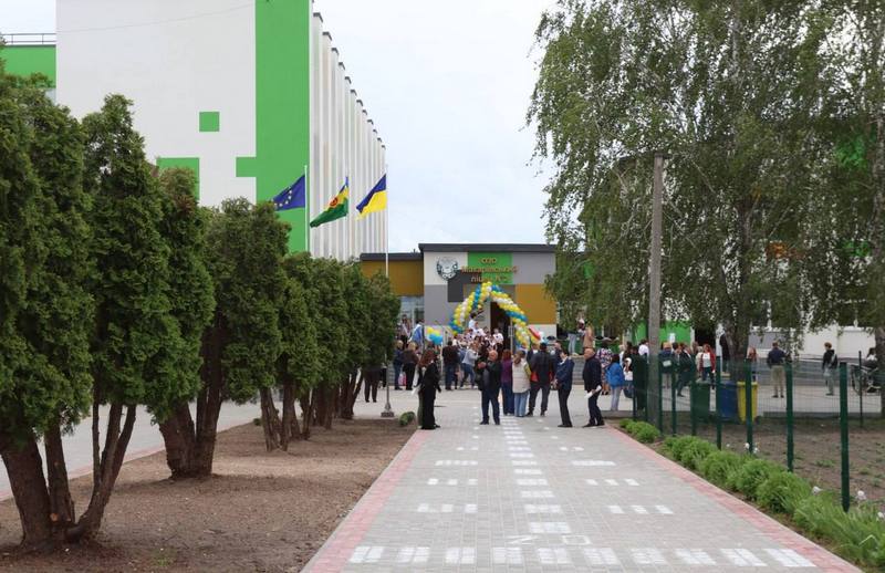 Макарівський ліцей №2 урочисто прибраний проводжає випускників