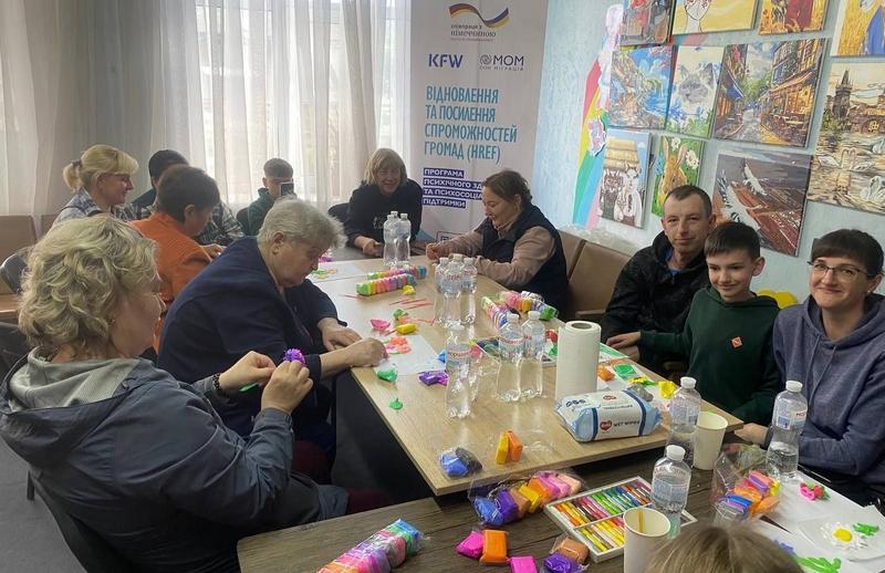 Фахівці МОМ проводять групову творчу сесію, спрямовану на подолання стресу та тривожності