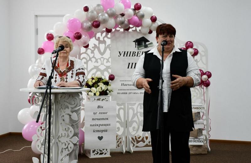 Заступник Макарівського селищного голови вітає випускниць університету ІІІ віку