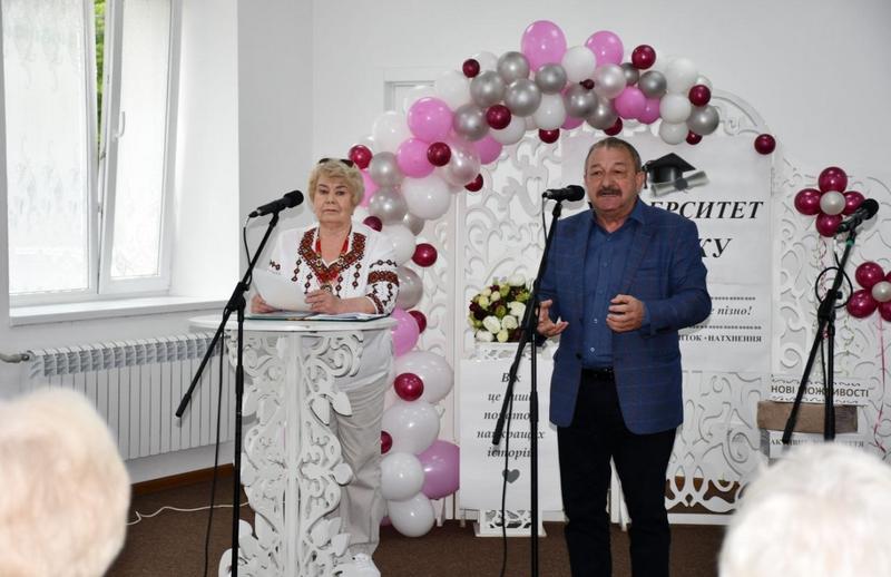 Начальник управління соціального захисту населення Макарівської селищної ради вітає випускниць університету ІІІ віку