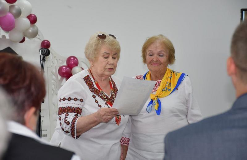 Керівник тер.ценру вручає грамоти випускницям університету ІІІ віку