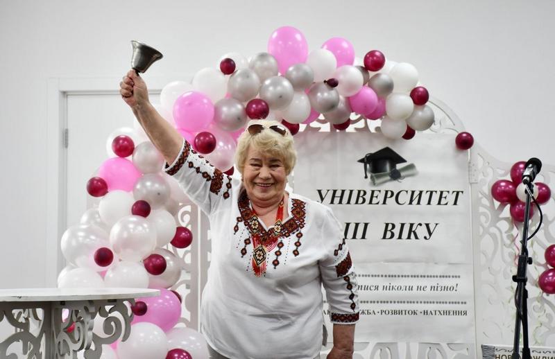Керівник тер.ценру дзвоником сповіщає про закінчення "навчального року"