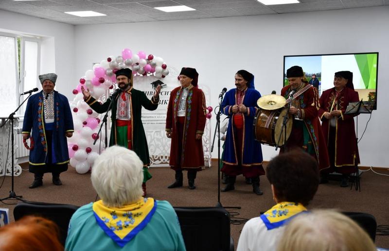Привітання гурту "Козацькі джерела" випускників університету ІІІ віку