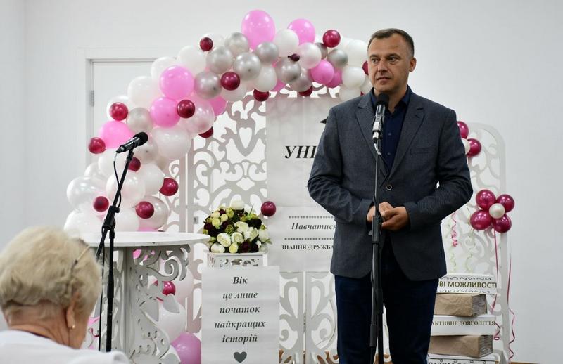 Макарівський селищний голова вітає випускниць університету ІІІ віку