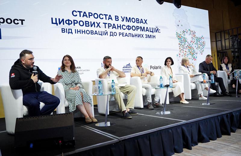 Виступ заступника голови КОДА на фоні слайду "Староста в умовах цифрових трансформацій: від інновацій до реальних змін"