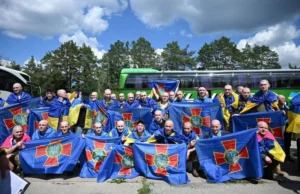 Групове фото військових, звільнених з полону