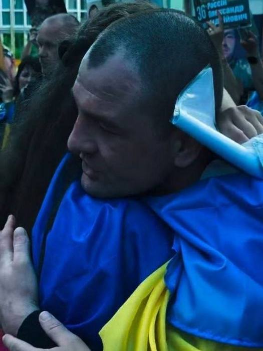 Звільненого з полону Максима Матвійчука обіймає волонтерка