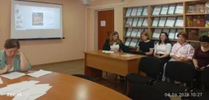 На фото члени конкурсної комісії та Козачук Н.М., яка за столом відповідає на питання конкурсу