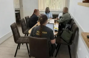 Колективна зустріч ветеранів та їхніх сімей із командою мобільного офісу «Ветеран Хаб» за великим овальним столом