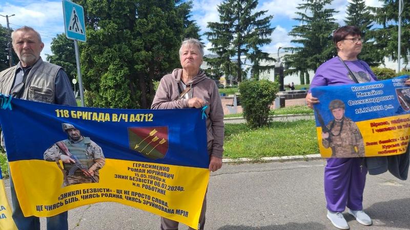Учасники акції з плакатами зниклих безвісти воїнів. На передньому плані — банер 118-ї бригади із зображенням Герасименка Романа, на якому написано: «Зниклі безвісти — це не просто слова. Це чийсь біль, чиясь родина, чиясь зруйнована мрія»