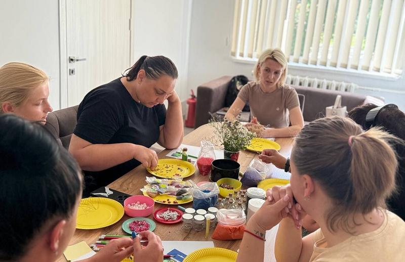 Психолог Анастасія Мушківська спілкується з учасницями в затишній атмосфері ветеранського простору «Серед Своїх» під час ресурсної зустрічі «Мій ресурс у маленькому світі».