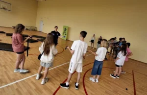 Командна гра молоді у спортзалі під час заходу від «Хартія Хаб»