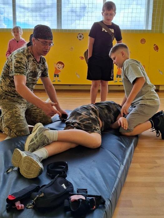 Інструктор навчає підлітків домедичної допомоги під час заходу «Хартія Хаб»