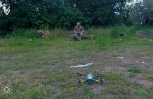 Військовослужбовець 115 ОМБр з позивним «Патон» керує квадрокоптером Mavic на відкритій місцевості.
