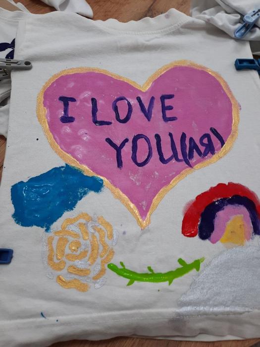 Розписана футболка з серцем та написом "I LOVE YOU(ля)"