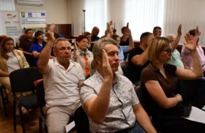 Процес голосування депутатів Макарівської селищної ради. Присутні у залі одностайно піднімають руки на знак підтримки рішення про виділення коштів.