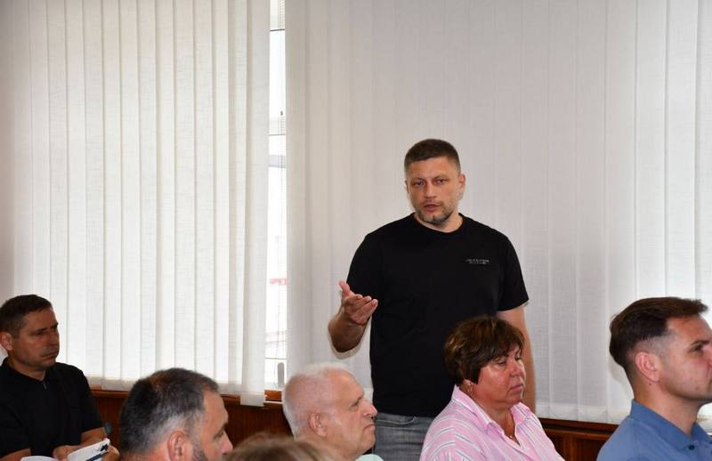 Один із депутатів Макарівської селищної ради виступає з місця у сесійній залі, звертаючись до колег під час обговорення бюджетних питань.